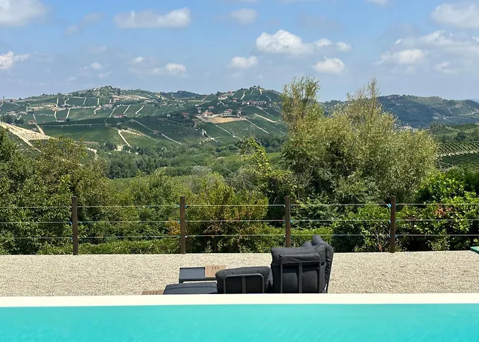 Relais Portaluna Delle Langhe, Private Estate With Pool, 7 Bedrooms, Sleeps 18, Vineyard Views *