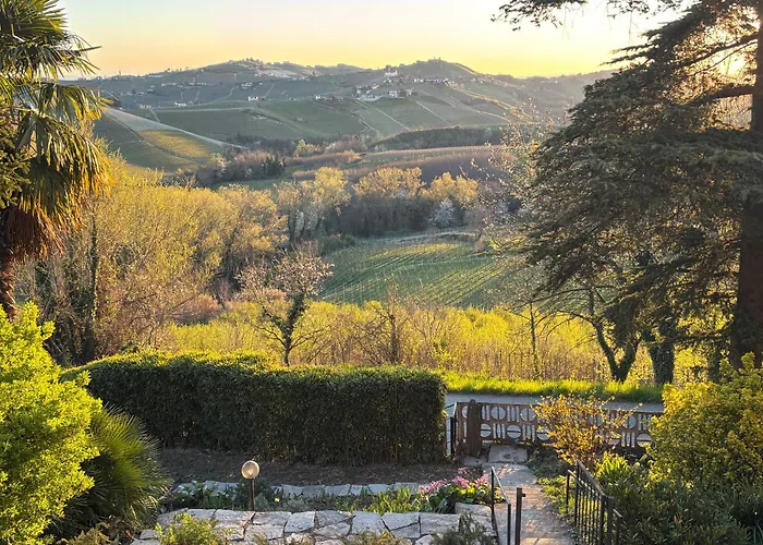 Relais Portaluna Delle Langhe, Private Estate With Pool, 7 Bedrooms, Sleeps 18, Vineyard Views
