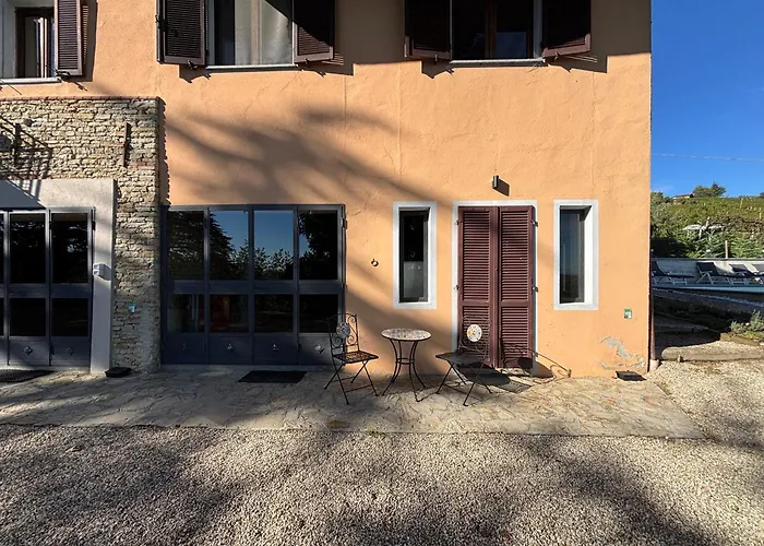 别墅 Relais Portaluna Delle Langhe, Private Estate With Pool, 7 Bedrooms, Sleeps 18, Vineyard Views