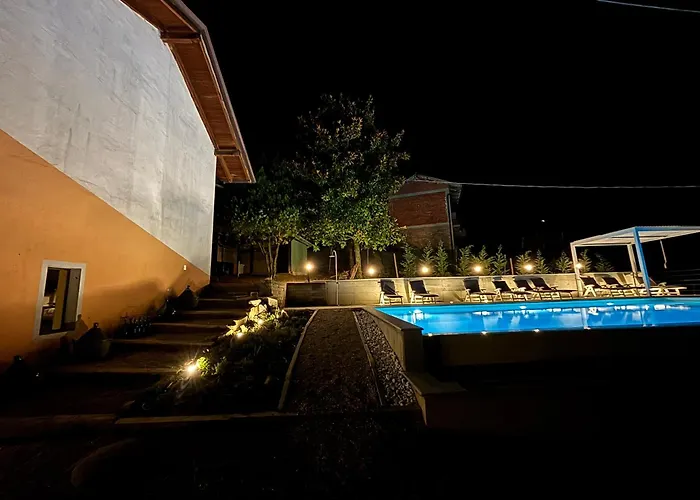 别墅 Relais Portaluna Delle Langhe, Private Estate With Pool, 7 Bedrooms, Sleeps 18, Vineyard Views Mango